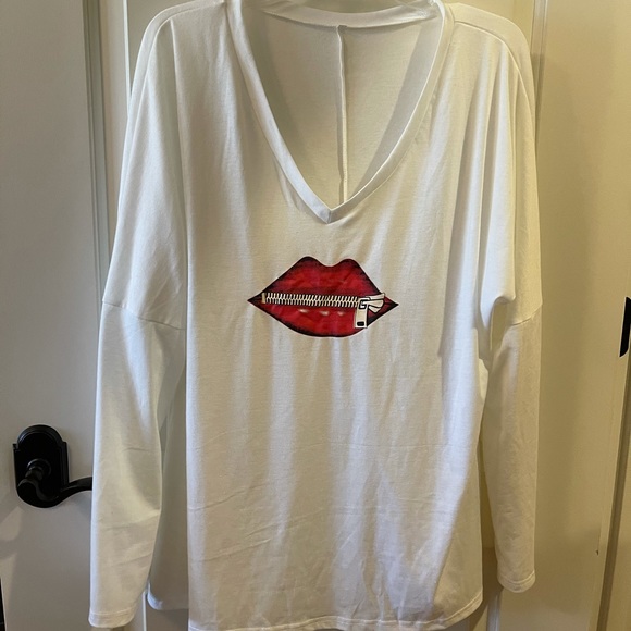 No Brand Tops - Zipped Lips White V - Tee Size 2XL NWOT